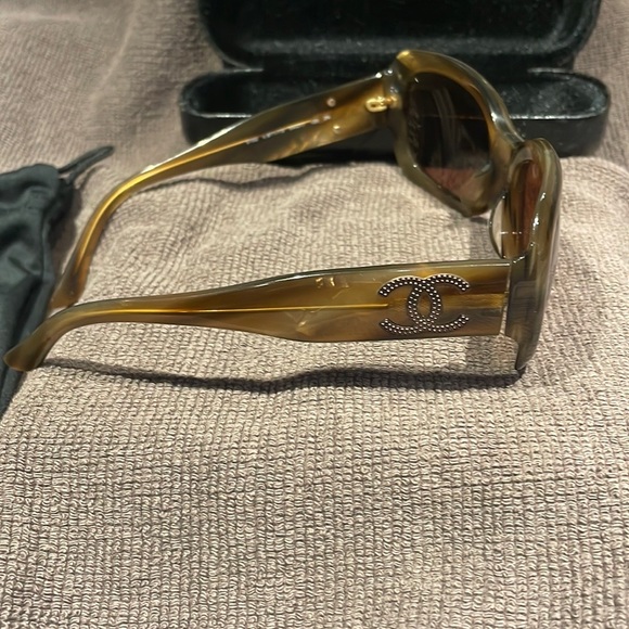 Gorgeous Chanel Sunglasses 🕶️ - Picture 6 of 12